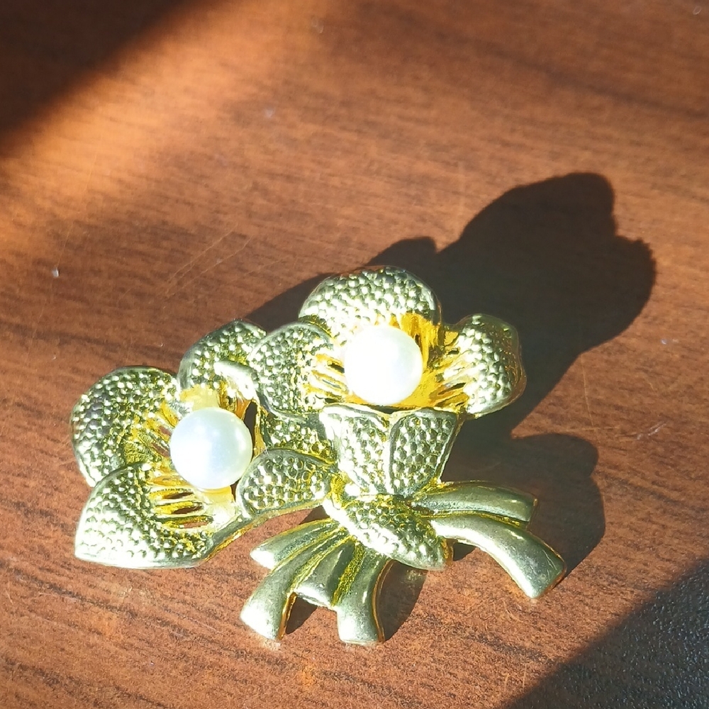 Elegant Gold Floral Brooch with Pearls